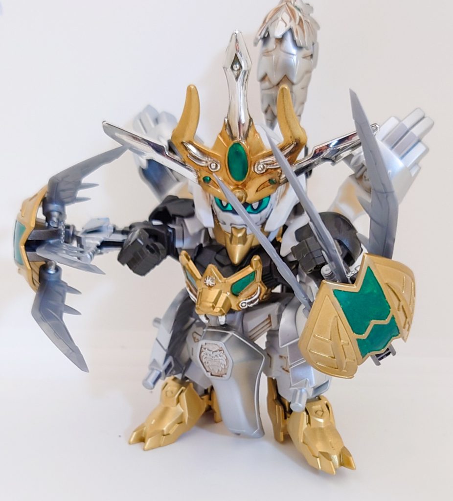 武器その3 鉤爪手甲肩アーマーの爪を両腕に装備した状態。