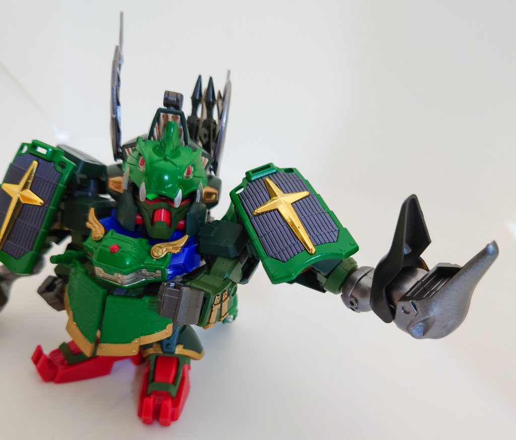 側面サイサリスの特徴である両肩の大型スラスターには、ビルドダイバーズのGP02羅刹天をヒントに、大型のクローを取り付けてみました。大型クローで攻撃する姿。