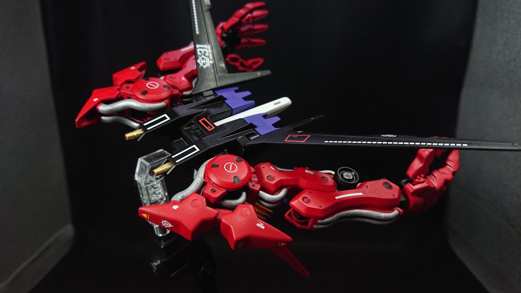 バックパックは今回一番手を加えたところです悪魔らしさを出したくゼルトザームアームズの腕をビームサーベルの接続部分に接続しましたそのままでは接続できなかったのでかなり削り込んで入るようにしています首筋のダクトパーツを撤去し、ライフルの銃口を仕込みました銃口もそのままでは入らなかったので削り込んで入るようにしています