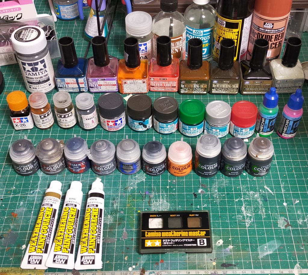 下地ラッカースプレー、メイン水性、汚しを油彩、エナメルって感じで使いました。メインで使用したのはシタデルとウェザリングカラーです。