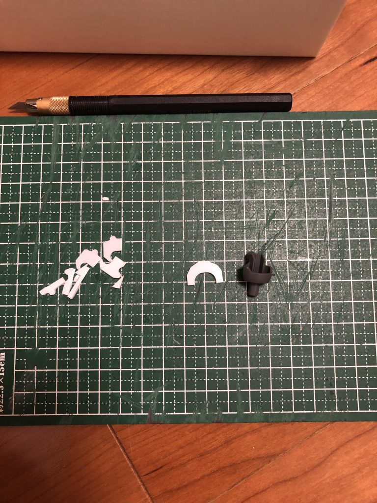 腹部は、以前も使用した食パンの留め具(「バッククロージャー」)を2枚重ね接着、ヤスリを掛けて整形。