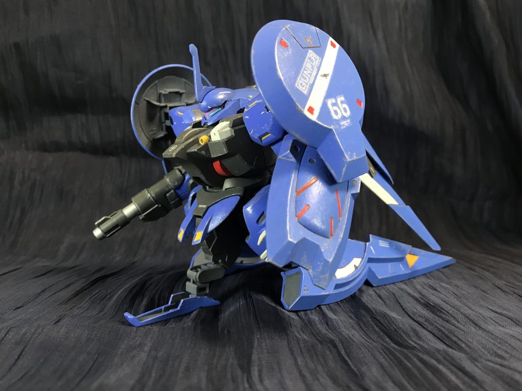 駐機体勢。シールドの66はロロです。