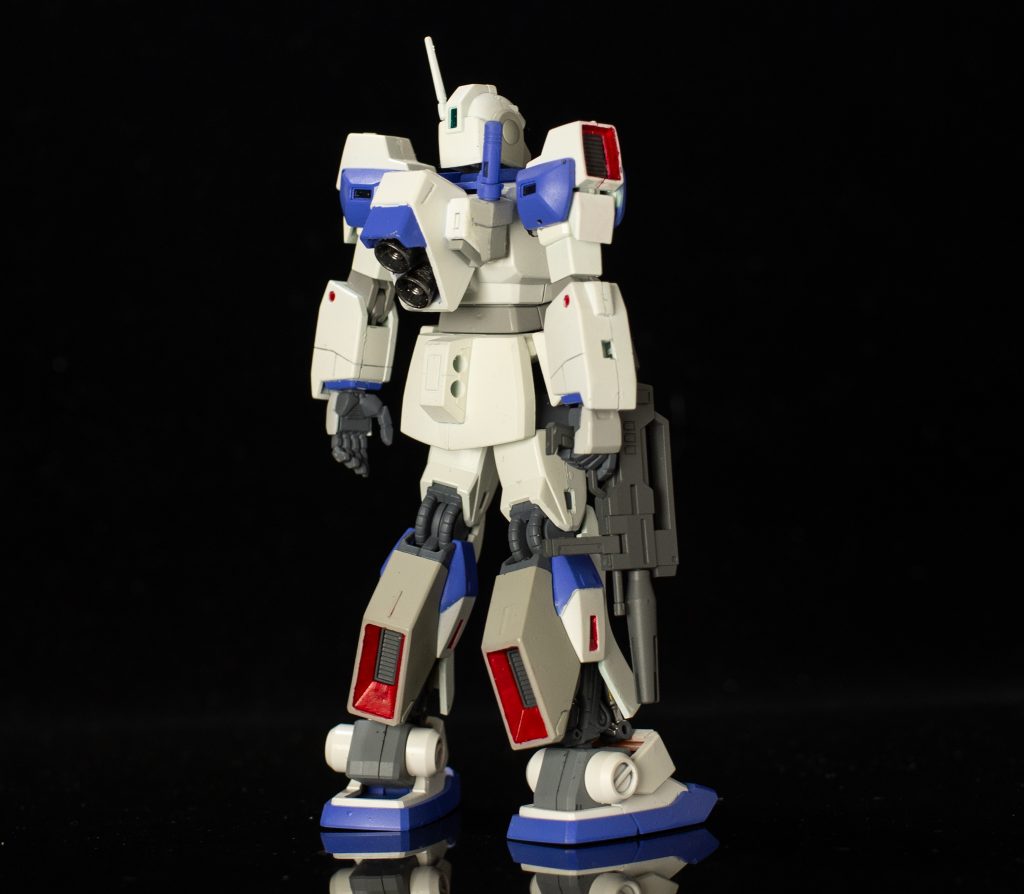 試作機なので、というかジム系は背中にビームサーベルが付いててほしいので、背中に1本差しにしました。