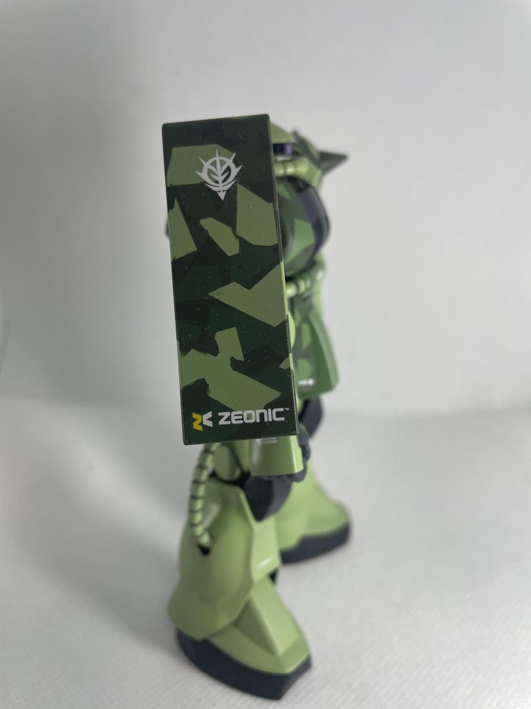 ひらたい肩シールド部分。今回はここを迷彩でカッコよく塗装するがテーマで作りました。   