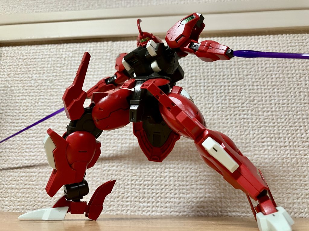 サーベル色を変える技量は無いので、無加工武装を失えば失うほど覚醒していくグエルとダリルバルデ、劇中でもカッコよかったですよね…