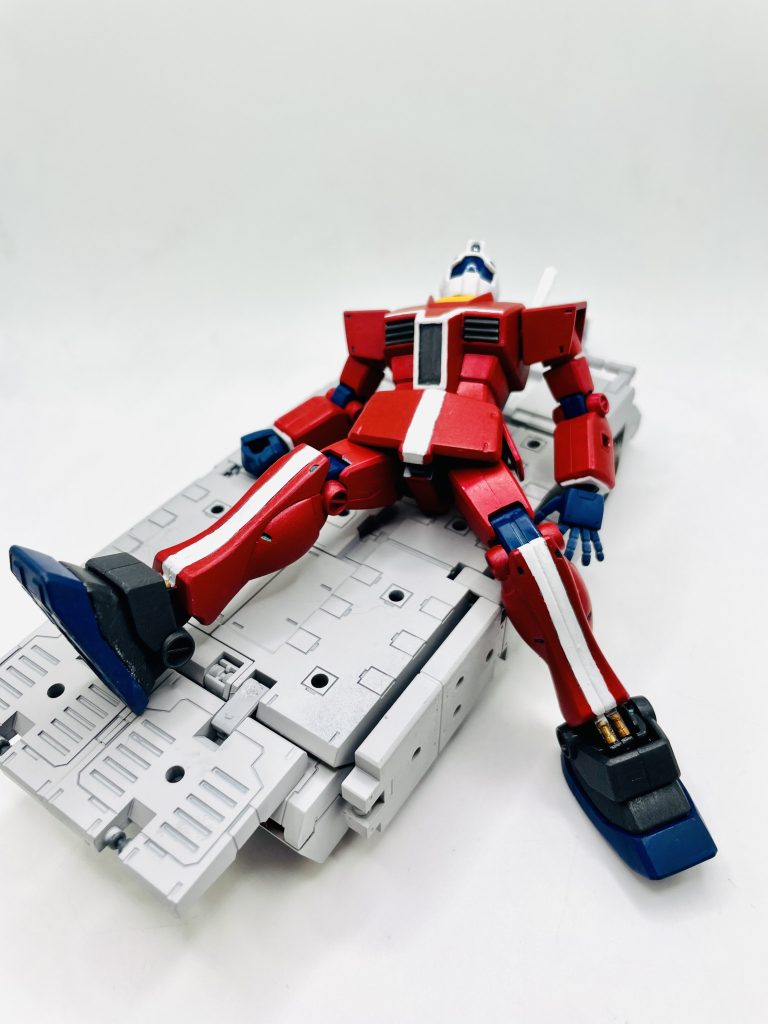 デ、デニム曹長！て、敵のモビルスーツが動き出しましたー！