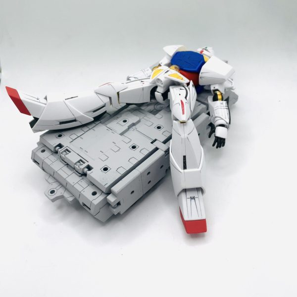 デ、デニム曹長！　て、敵のMSが動き出しました！