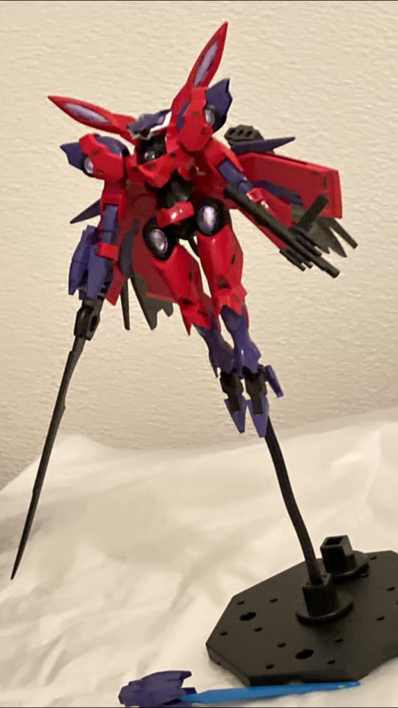 右腕に装備したロングビームガンスラッシュはレアメタル製の実体剣及びビームガンで、刀身部分は相手のビーム兵器を吸収する素材で出来ている為、ビームサーベルレベルの格闘装備には一方的に勝てるって設定です。弱点はその重さと長さで取り回しが悪い事と、一定以上のビームを吸収するとそれ以上吸収出来なくなる事です。脱臭炭と同じ原理ですね。 TFS社製マルチガンランチャーは TFS社が開発したオリジナル武装です。ミサイル×4実弾マシンガングレネードランチャーEパック式ビームキャノン