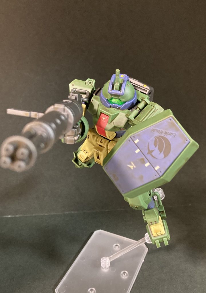 デカールは水星の魔女用のデミトレーナー、チュチュ専用デミトレーナーのものを使いました。シールドのデカールが上下逆でした。たまにRX78でも逆手で持ってるのもありますので、よしとしておきます（笑）。モニター部のシャインシルバー裏側塗装が頑張ってくれてます！