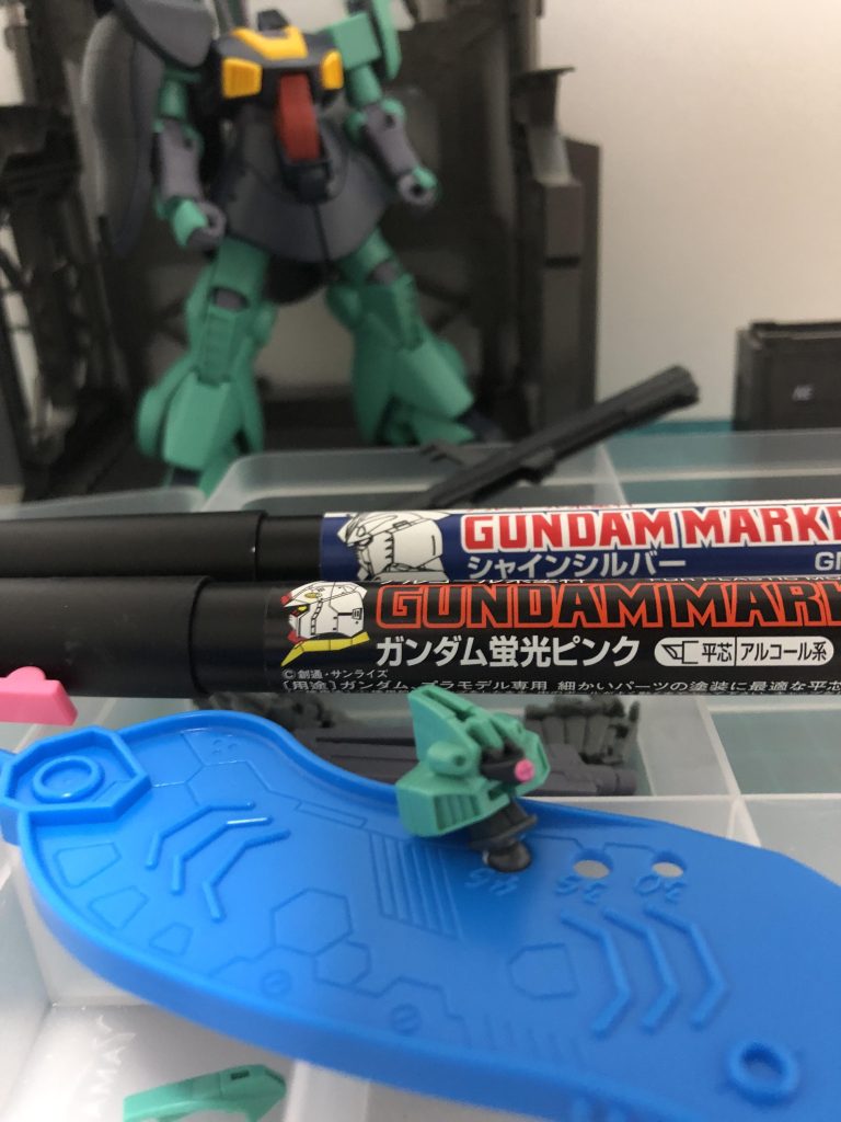 モノアイはガンダムマーカーのシャインシルバー下地に蛍光ピンクで_φ(･_･
