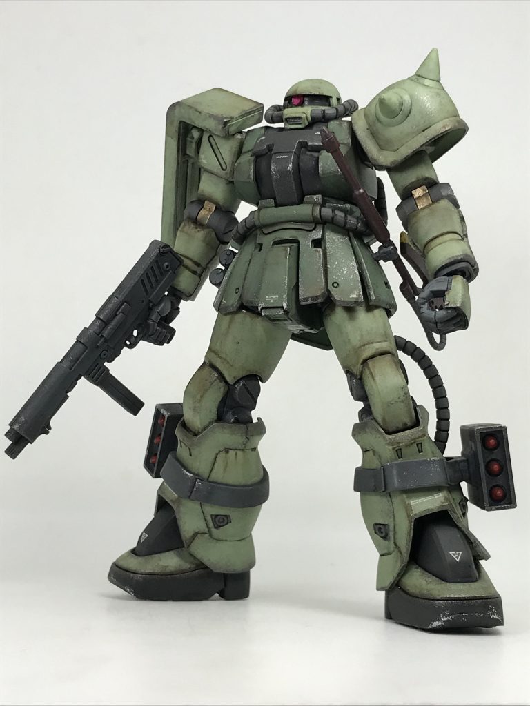 ガトーの声優さんはケロロ軍曹のガルル中尉です!大塚 明夫さん…めっちゃイケボですねぇ…ちなみにケロロ軍曹はVガンダムのカテジナさん、ケロケロケロケロケロケロ…全く違う役なのに…声優さんて凄いですねぇ…あ、クルル曹長はWガンダムのゼクスと同じ声優さん、「ロードローラーだ!!」でお馴染みのDIO様と一緒です😭昔のジョジョ三部のOVAではロードローラーではなくタンクローリーになってましたが…あのDIO様の声優さん…おっさん臭い声であれはあれでハマってて好きでした😃(笑)