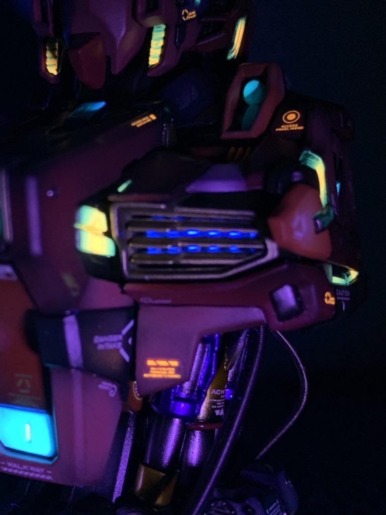 見えにくい排気口のところもしっかり蛍光カラーで塗装