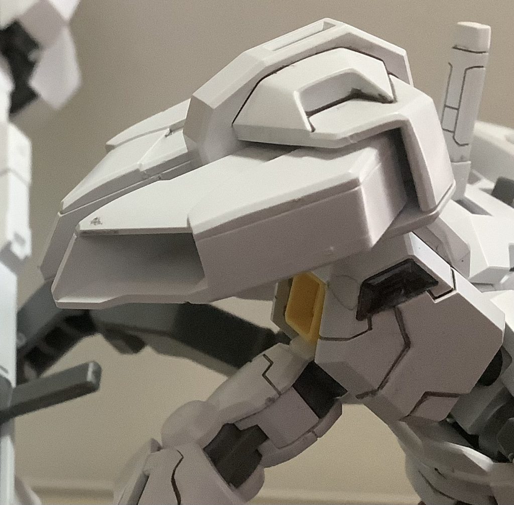 ちなみに、接続用のジョイントは肩にエスカッシャンを付けるのと同じタイプなので、両肩、両腕に付けられます。写真は肩に接続した状態です。