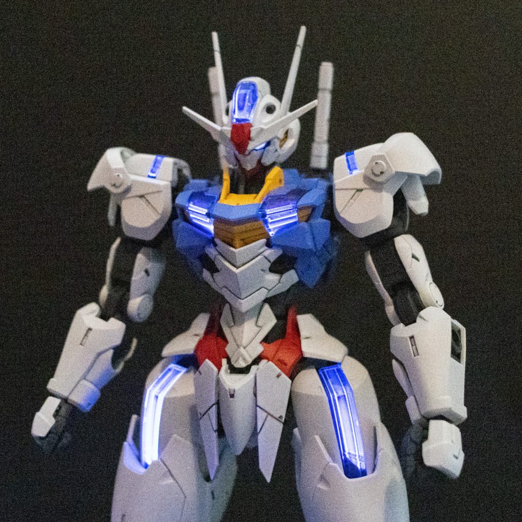 ガイアノーツの蛍光クリアを使って、ブラックライトを当てるとスコア6を再現できるようにしています。色々試しましたが、クリアパーツの内側に塗装するのが一番しっくりきました。