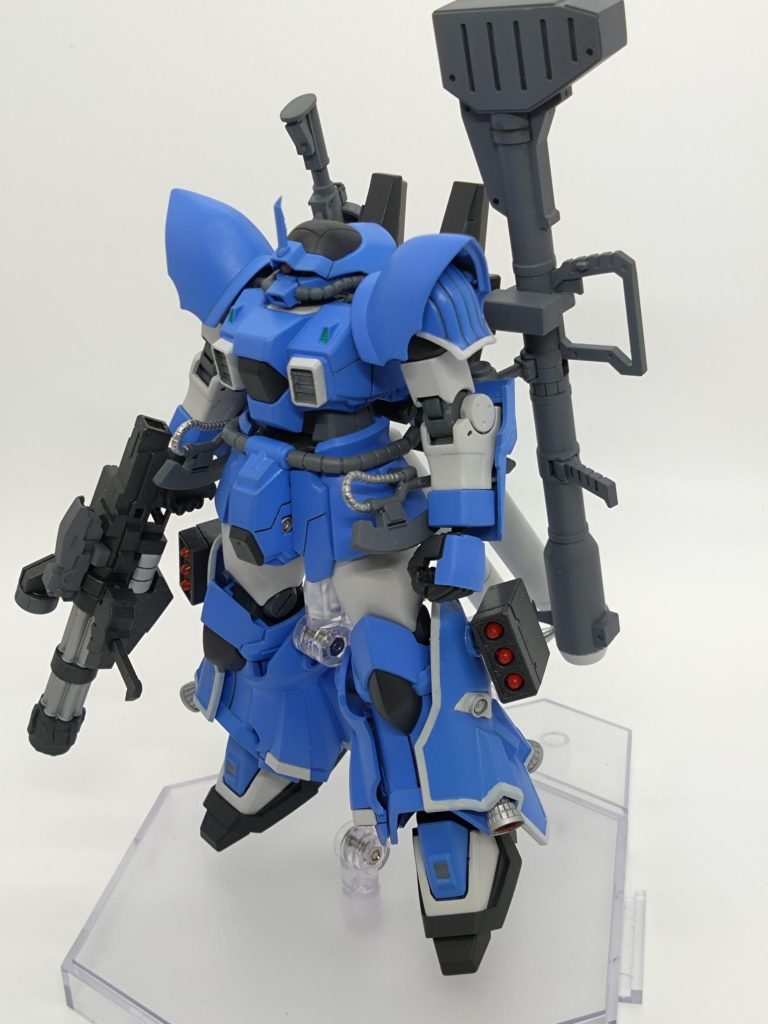 バックパックにザクマシンガンとバズーカをマウントできます。腰にはオリジンザクのヒートホークを装備(未展開状態)、脚部にはザクのミサイル、メイン武装はガトリングガンで、近~中距離戦を想定しています。