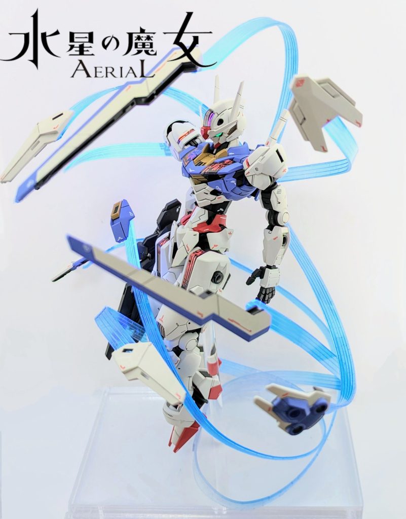 スタンドを使わず、宙に浮かすのを表現するのに苦労しました。アクリル板を熱湯に付けて曲げて、自立するように組み合わせました。