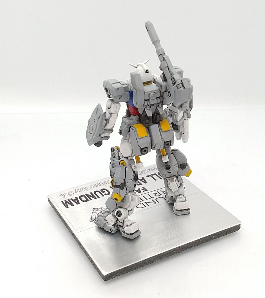 非常に出来の良いキットで素立ちポーズもいいでですが、股関節にハの字加工を施したプロポーションは秀逸で、グレー系の装甲とまた頭部が白いのでより明るい印象のガンダムで脇腹にトリコロール箇所があり、まさに主人公機という印象のフルアーマーガンダムになります。ノーマルダークグリーンのカラーリングのFAとは違った魅力があります。😊
