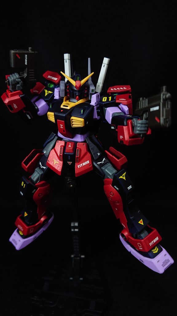 今回のお気に入りポイントは“機体カラー”と“デカール”です正直、ダークブルーとマイカレッドにMSパープルは合うのだろうかと、かなり不安な中の製作だったのですが完成してみると上手くまとまっており、良い感じの悪役感が出ているような気がしています今度、この配色のストライクを作ってみようかと考えてしまうぐらいには気に入っていますwティターンズのデカールの使用は今回が初めてで、今後使用する予定が無いのでここで使い切る勢いで貼りましたかなりティターンズの主張が激しい機体になりましたwでは、最後までご覧いただきありがとうございました