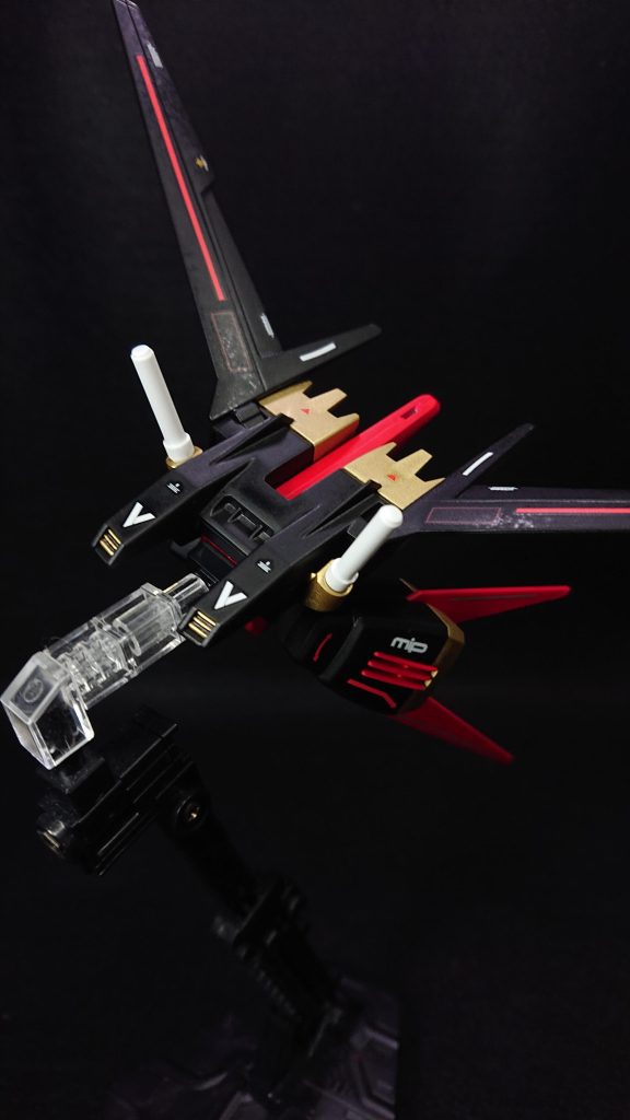 エールストライカーは、特別な改造などはしていませんが、毎回貼るデカールは変えています今回は下部スラスターに矢印系のデカールを多用するデザインにしてみました