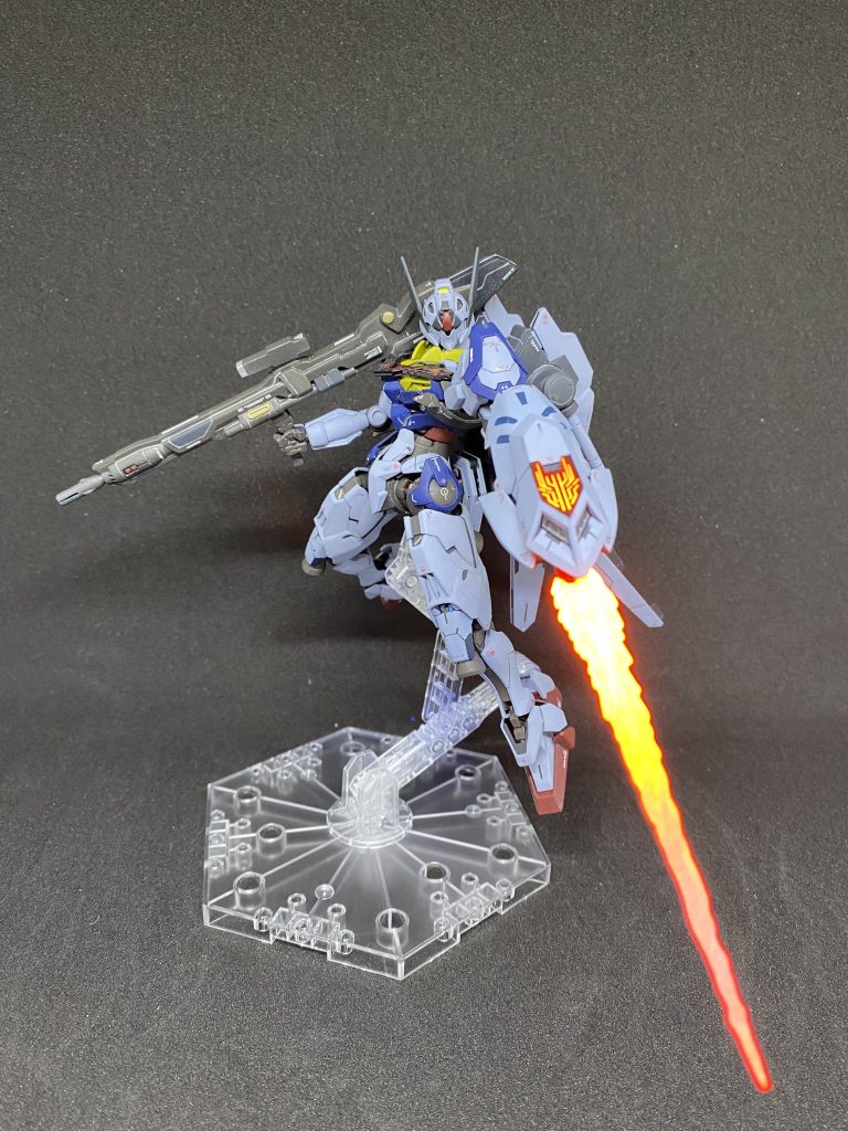 もう1つはマルチウェポンをイメージして作成しました。先端部にビーム刃が付くようにしてます。シェルユニットも内蔵させたかったので、自分でデザインして作成しました。もちろん発光します。(武装名:アームドシェル)