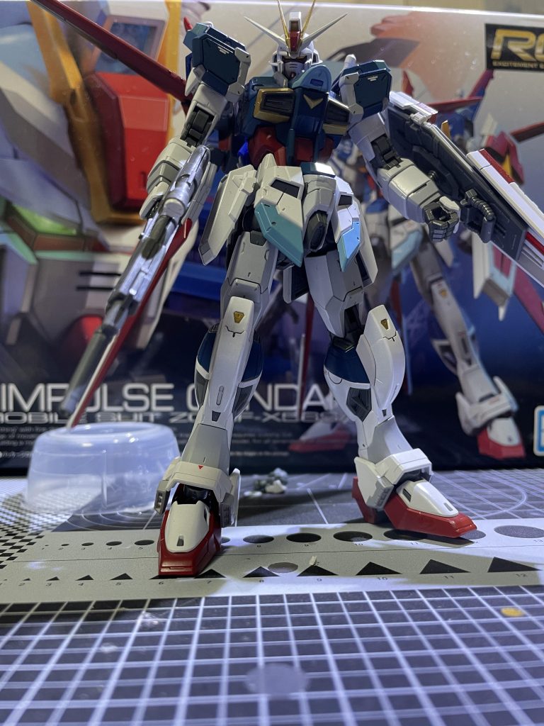 カメラアイはゴールドで塗装しました。グレーの部分も最初は色が濃すぎないか心配でしたが完成してから見ると全然問題なかったです。めちゃかっこいい。