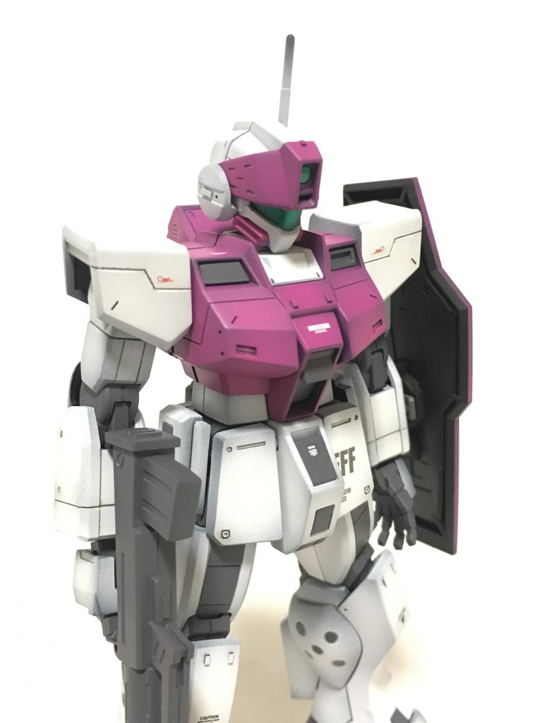 カラーは水星の魔女のガンダムルブリス用のカラーを使用しています。このピンクが絶妙にカッコよくて気に入っています。また、各部にスジボリを追加したり、塗り分け箇所を増やしたりしてみました。そろそろスジ自体の太さを変えるとか、そういうこともやってみようと思います。