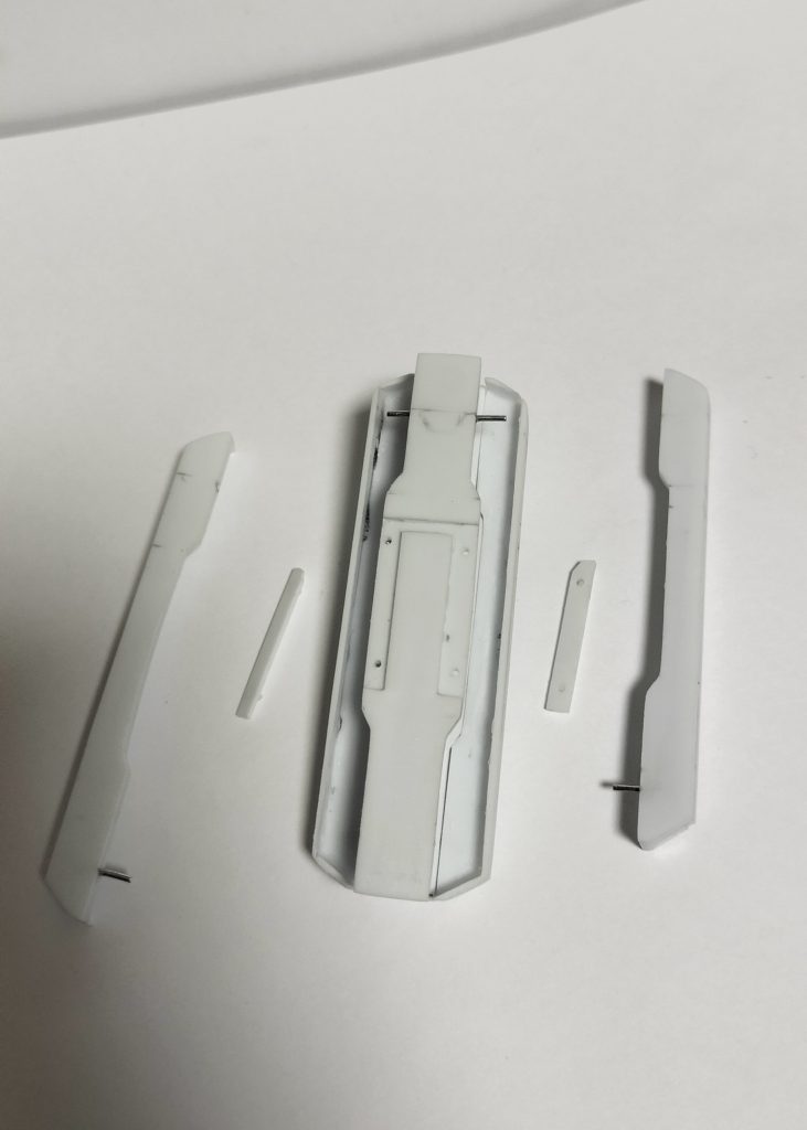 ミサイルポッドはプラ板の切り貼りと真鍮線で接続を補助しています。