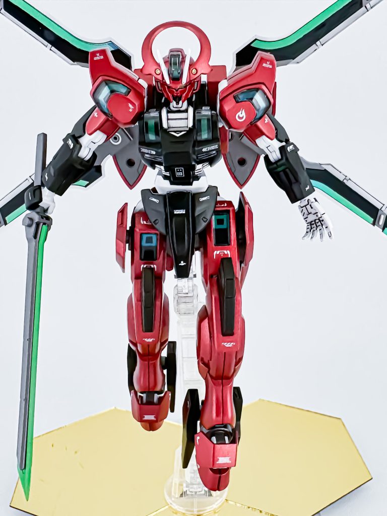 今回の目玉の一つであるプラスチックシールで再現されたビット内部ですが、使用しない場合だとモールドすらないという状態だったので、シール台紙の状態でマスキングして塗分けました。グリーンはGXメタルグリーンを使用。一部はガンダムマーカーメタリックブルーでグラデーションしています。シェルユニット内部も付属シールをカットしてマスキングしたりして塗分けしています。