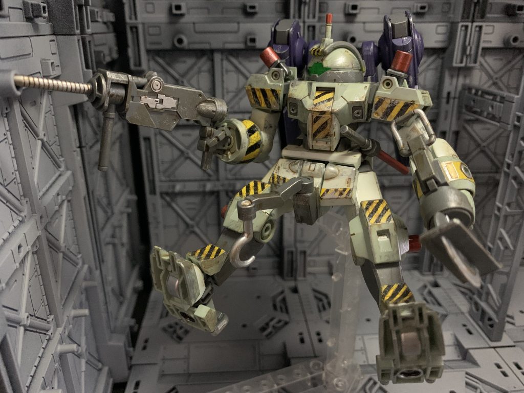 アスティカシア襲撃事件後の復興作業に駆り出されたデミトレーナーのうちの一機。作業用として機体各所に警告灯や警戒色のマーキング・腰部のウィンチなどが追加されている。また、物資・機体不足の中無重力下での作業を行う為、本機は通りすがりの地球寮より貸与されたフライトユニットを装備している。…という脳内設定😃水星関係なしに、アニメの1話で主人公が乗っててたまたま襲撃者に出くわして奮闘する作業用メカ、みたいなイメージで作りました😄