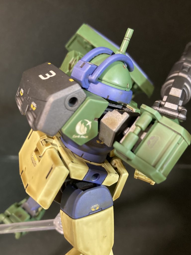 後ろからです。スミ入れはタミヤのスミ入れ塗料ディープブラウンを使いました。武器、フレーム、バックパックはガイアのガンメタサフのみです。