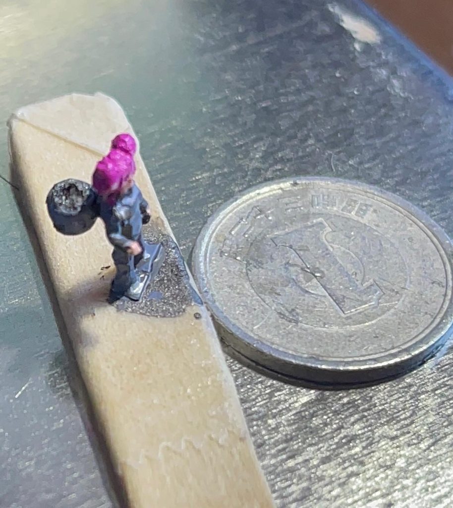 小さいから老眼には限界かなぁ。ヘルメット背中に装着してます。