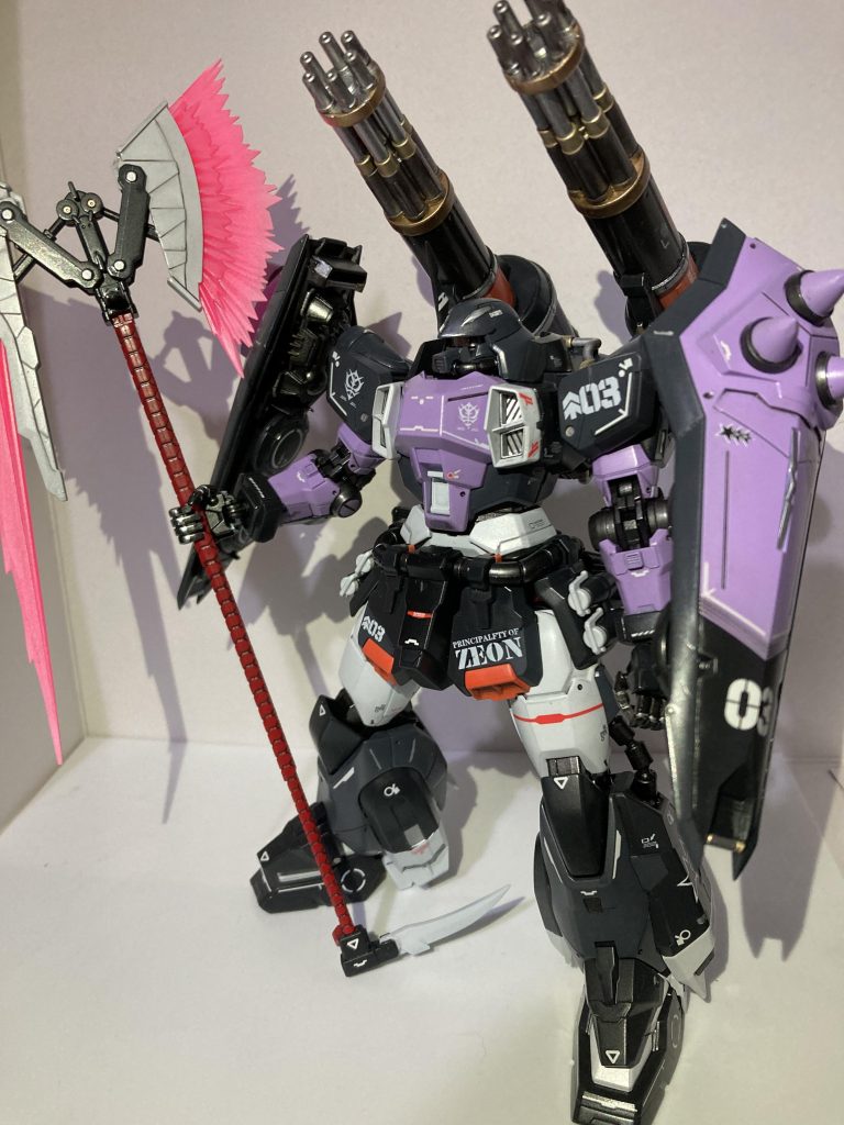 MGですがMGらしからぬパーツ分割だったため、結構マスキングして塗り分けています。ハイキューパーツで換装してますが、目の輝き不備ですねw