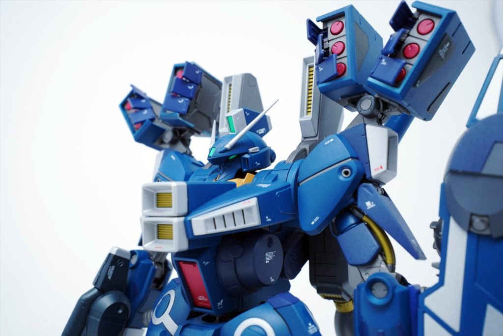 ミサイルハッチは個別開閉にケガキで何度も削ってバラバラにして装着。根気さえあればできるのでチャレンジしてみるのもいいかも？