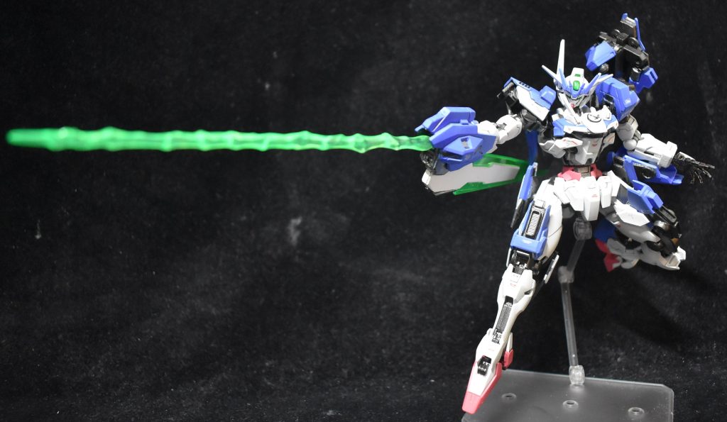 剣は折りたたんでライフルモードにできます銃口からはビームサーベルが発振できます