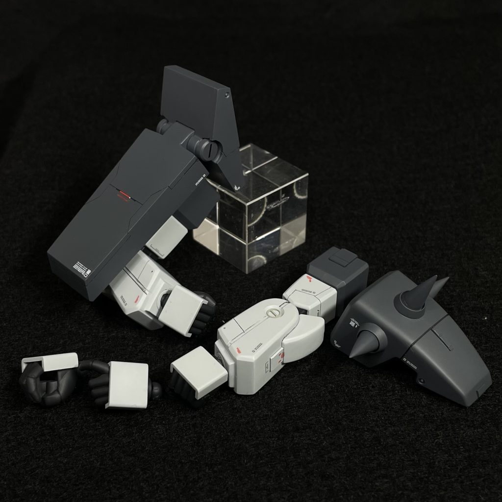 ◎頭部・左右、1mm幅詰め。・アンテナは薄々加工・アンテナ下部は掘り込んで再現・口は一旦切り離し、説明書の設定画を参考に、縦に長く加工。・モノアイは 下からのネオジム接続に変更し、可動式に。・モノアイスリットを狭く加工。・モノアイは市販品に変更。◎胴体・首位置の変更に伴い、基部を作り替え。・肩位置を後方に移動。・腹を前後に1mm、左右に3mm 幅増し。・胸下のダクトは 潰れているので、プラ材でスリットを再現◎腰・腹の幅増しに伴い、干渉部を削り取り。・股間は 楔形に、前方を2mm幅増し。・股間中央のバーニアは 前後共に 市販品に変更。・フロントアーマーのビームキャノンの銃口は 市販パーツに変更。・ビームキャノンの収納はネオジムを仕込んでいます。＊ビームキャノンは 手首と肩位置とフロントアーマーの改修の影響で、片方ずつでしか 構える事はできません。・フロントアーマーは前後左右に幅増し。・サイドアーマー的分割を彫り。◎腕・肘フレーム等、あまりにあっさりした箇所には ディテールを追加。・シールドはプラ材で 一回り大きく加工。・シールド基部を加工し、肩へと近づけました。・スパイクは、先端を尖らせて、市販品を挟み 接着。・スパイク肩の基部は 丸見えの為、切り離し 接続方法を変更。・スパイク肩の裏側は プラ材ディテール。・キットは甲の差し替えが用意な為、握り手の穴を塞ぐパーツを 甲に接着。握り手と持ち手の選択は 甲で行います。・ライフルの持ち手は、右手の人差し指の角度を変更し、より しっかり持てるように。左手は必要ないと思いながらも、一応 制作。◎脚部・太腿の内側を削り込み、可動域を確保・足周りフレアの内側を削り込み、足首の可動域を確保◎バックパック・合わせ目処理とディテールアップ。・バーニアは薄々加工。・排気口は合わせ目処理時に埋めて、市販パーツに変更◎装備・ライフルは合わせ目処理とディテールアップ。・センサーは透明プラ板から制作。・銃口は薄々加工。・サーベル基部は ポリパーツの為、ジャンクパーツから制作。・ビームサーベルのビーム部分は、他キットから流用。・グリップが貧弱な為、ニコイチにし 延長。＊上記の為、一本のみ制作。