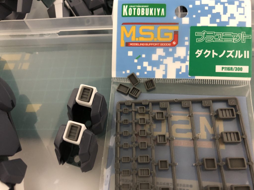 肩のスラスターノズルにディテール追加_φ(・_・