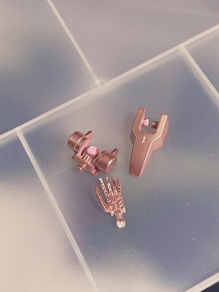 アクセサリーのピンクゴールドようにしたく試行錯誤しました。最終的にピンクサフの上からカッパーでイメージ通りに。