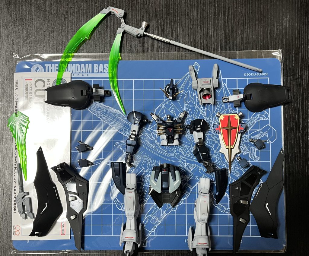 塗装レシピ。記載がないものは全てガイアノーツ。サフは全て黒サフ白(頭部、アクティブクローク)→ニュートラルグレーIをグラデーション白(その他装甲)→ニュートラルグレーI80%+エヴァダークグレー20%をグラデーション　若干紫っぽいライトグレーを狙いました。グレー(装甲塗り分け)→ニュートラルグレーII90%+エヴァダークグレー10%をグラデーショングレー(スカート正面)→ブルーグレー50%+ニュートラルグレーIII50%関節部など→SBアイアン黒→EXブラック(黒サフ塗ってたので必要なかったかも…)紺→プリズムブルーブラックグレー(バックパック、ビームサイズなど)ニュートラルグレーIII+エヴァダークブルー少々金部分→赤金(フィニッシャーズ)赤→SBシルバーにクリアーレッドからの艶消しでマッドキャンディバーニア部→SBシルバー。内側はクリアーレッド(タミヤのエナメル)バスターシールドのシルバー→フォーミュラークローム(フィニッシャーズ)ビーム部→蛍光グリーン→蛍光グリーンとEXホワイト→EXホワイト→EXクリアーとグラデーション。トップコートは光沢→ビーム部、バーニア部、バスターシールドの刃部半光沢→装甲紺部分吹きっぱなし→関節部、ゴールド部艶消し→それ以外。