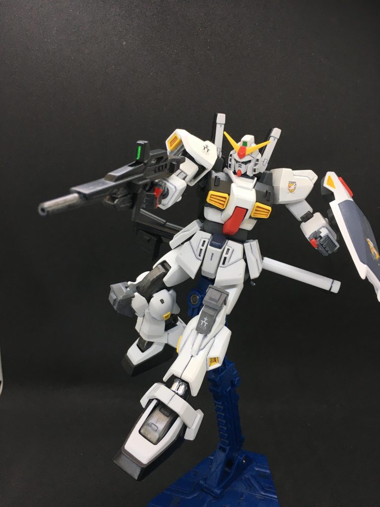 もちろん本来のガンダムMk-Ⅱの胴体と肩も製作しているのでMk-Ⅱの形状に戻せます。胸の中央とエリ、腹部の中段ブロックを白く塗装し、ヘイズル改ト同じ配色にしています。