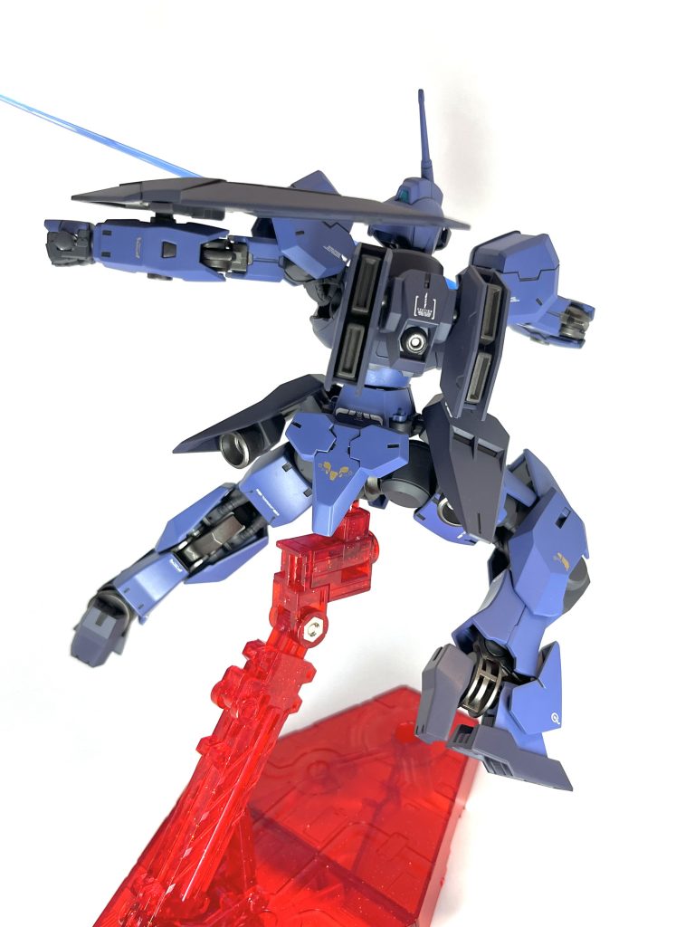 背面から。ガンヴォルヴァとルブリスウル共通のこのサイドスカート、バーニア付きなのがめちゃくちゃカッコいい。