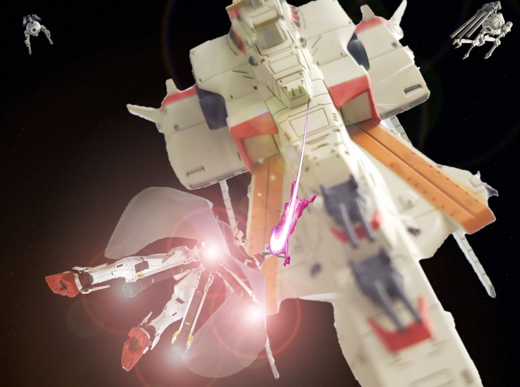 クロスボーンガンダムが母艦に攻めるシーンこのために購入したコスモフリート ラーカイラムです。