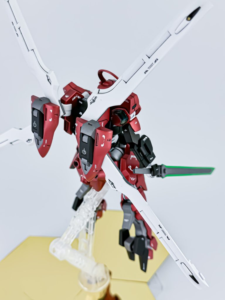 背面。この4枚羽の時、シルエットが虫っぽかったのでガーディアンの盾っぽいビットは本体色と同じ赤にしました。後ろから見るとカブトムシが副翼をひろげてるみたいに見えるように。