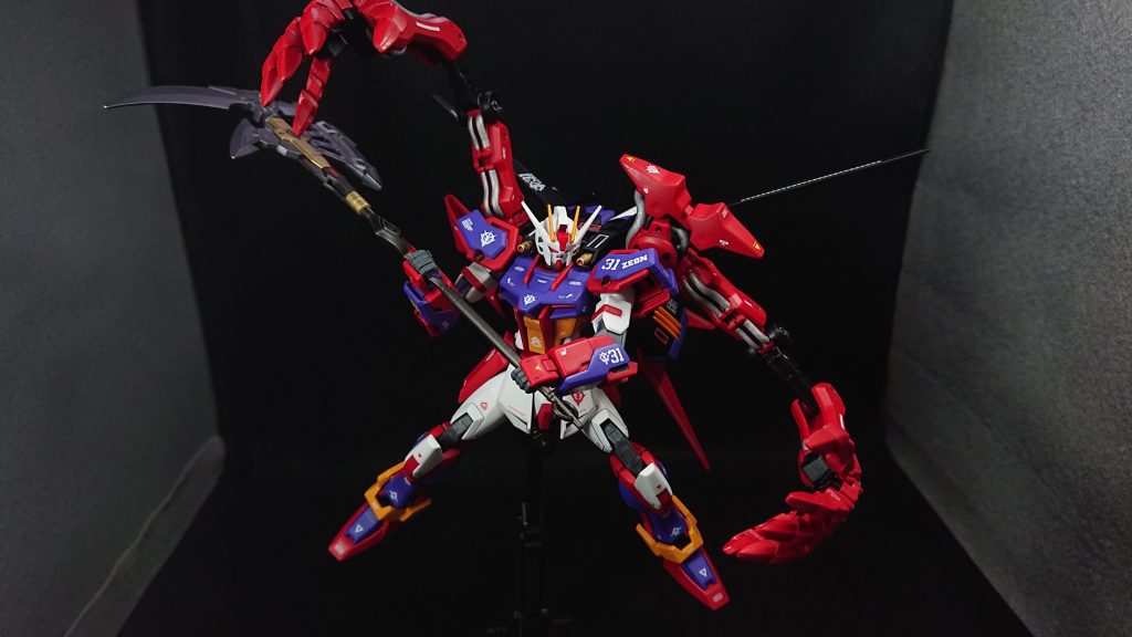 今回のお気に入りポイントは“ゼルトザームの腕”です一番の悪魔要素であるこの腕を何とか使いたいと思案した結果、エールストライカーに接続することで何とか組み込むことに成功しました保持力を失わない程度に削り込む作業は地味に大変でした戦況に応じてバックパックを換装して戦うストライクのコンセプトを考えると、一番ストライクらしい改造が出来たのではないかと思います100という節目を飾るのに満足いくストライクになりましたでは、最後までご覧いただきありがとうございました