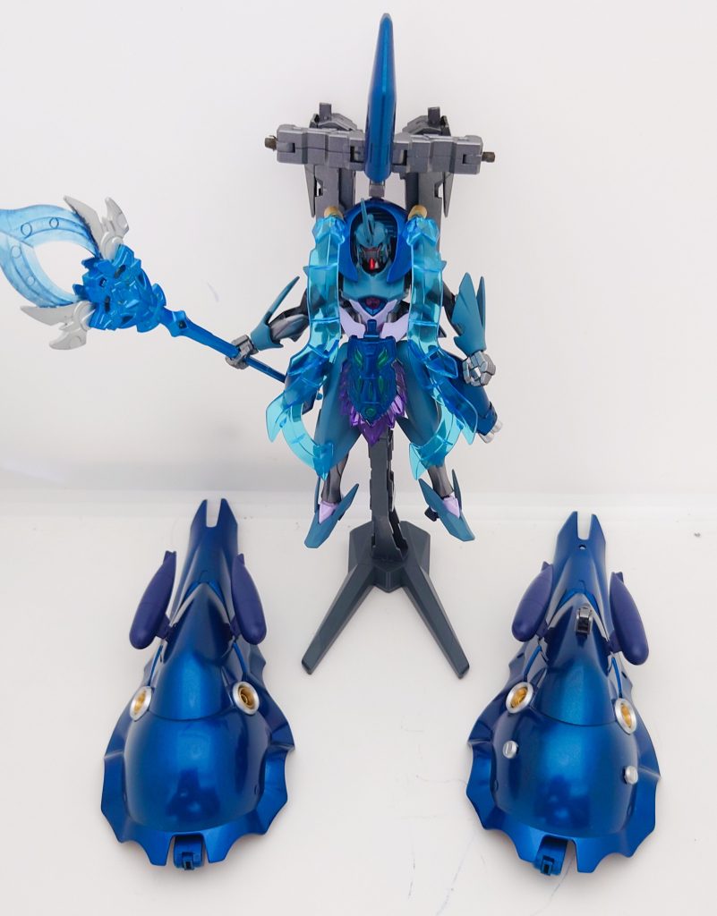 ガンダムバルバトスの長距離輸送ブースターをヒントに、水中での輸送や攻撃を支援する2機の支援機を作成しました。支援機の背面には専用の魚雷を装備させてます。