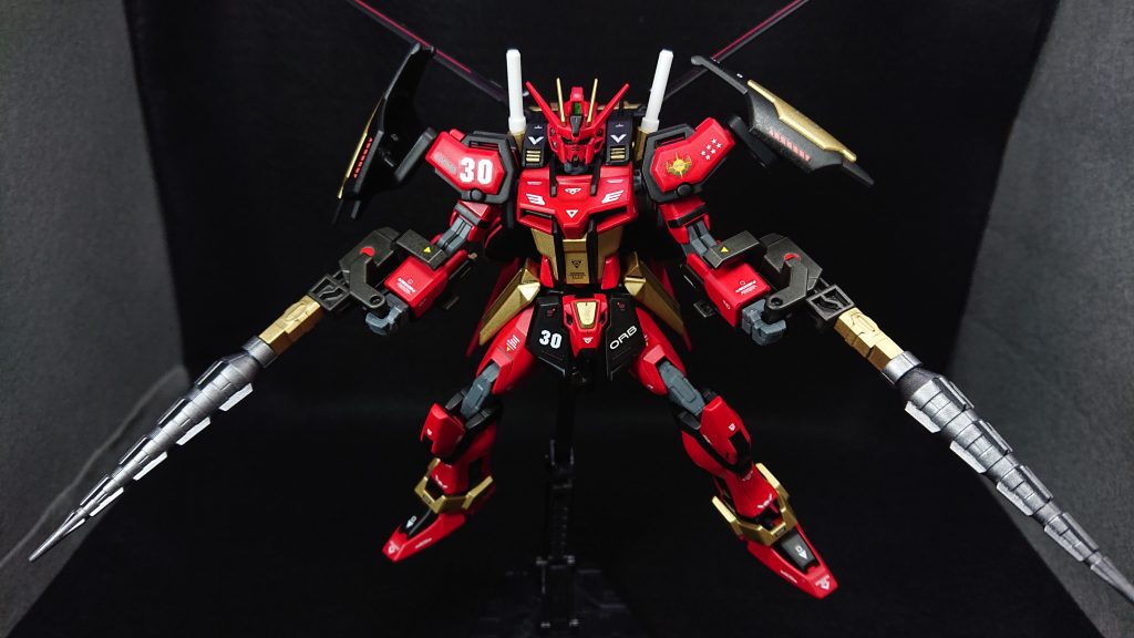 今回のお気に入りポイントは“武装”と“デカール”です以前からドリルを持たせたいと考えていたのですが、なかなかいい感じのパーツに巡り合わず保留にしていましたなのでこのドリルを見つけた時にはかなりテンションが上がりましたｗグレンラガンがモチーフなので、ホントはブーメランが欲しかったのですが、ブーメランが見つからずに断念肩のシールドと配色のみとなりましたデカールは記念すべき30機目ということで、うるさくない程度に“30”のデカールを貼りましたなかなか気に入っているので、今後もできるなら番号は貼っていきたいと考えています最後に、天候不良が続いたため塗装作業が進まず投稿が遅れてしまいましたことをお詫び申し上げますでは、最後までご覧いただきありがとうございました