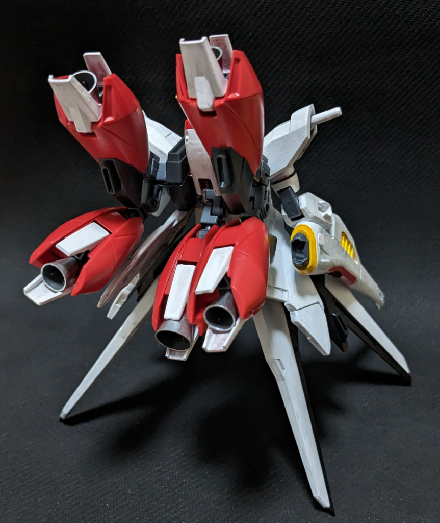 背部にはユニバーサル・ブースター・ポットを採用。5つの大型ブースターにより加速性能や機動性は、同世代のMSでは比較にならない高性能を獲得した。