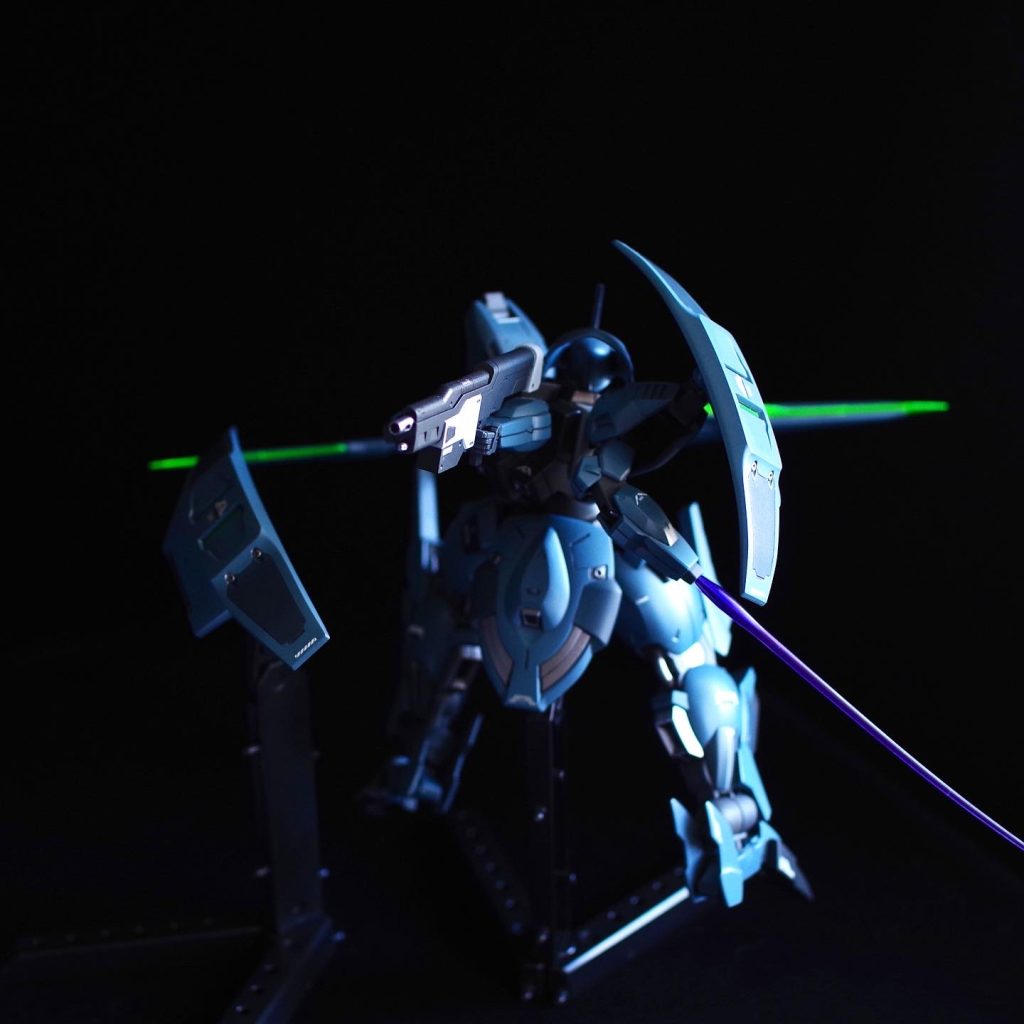 腕とイーシュヴァラが同じ設計だったので、背中から腕を生やしてみました。アンビカーのような板でも軽やかに空を舞う超技術を搭載した高級機、カッコ良いです。