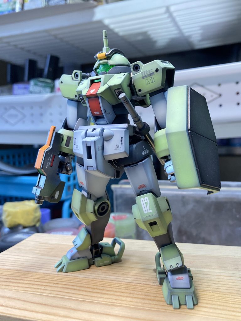 黒立ち上げでグラデーション塗装。肉抜き穴などはそのままです。 