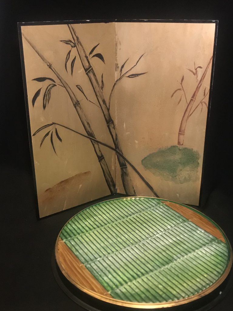 台座と屏風台座はダイソーのザル蕎麦を畳みたいな色に塗っただけです。屏風はプラ板にゴールドを塗ってから書き込みました。
