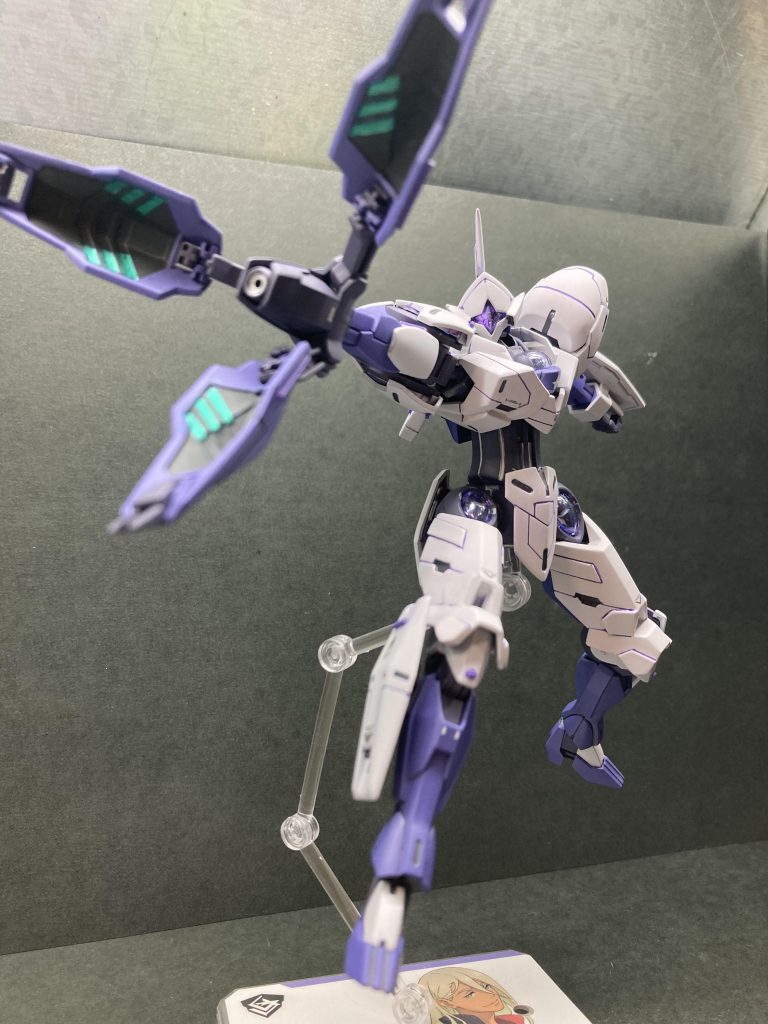 ディテールはプラ板、プラ棒貼り付け、スジ彫り、水星の魔女デカールです。写真ではわかり辛いのですが白部分からいい感じで紫が透けており、いい具合に仕上がりました。白はあえて隠蔽力の弱そうなクレオスのラスキウスアウラの白雪色に若干のパープルとグレーを加えたものを使いました。